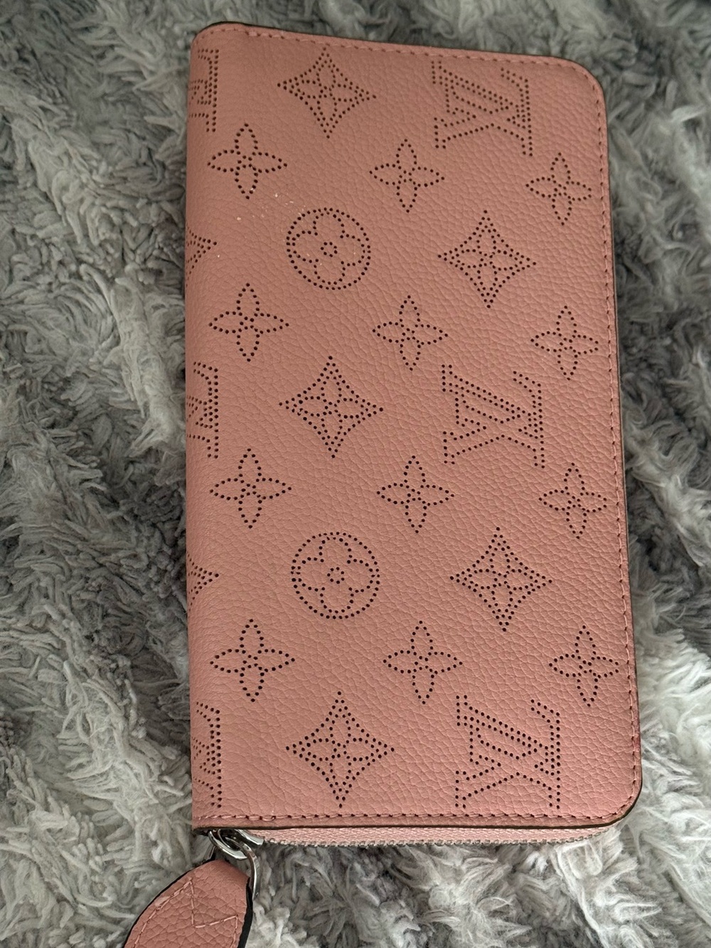 LOUIS VUITTON MAHINA PINK MONOGRAM LV ZIPPY WALLET
